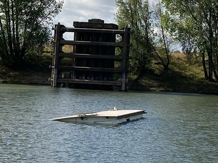 POL-DU: Xanten-Wardt/Duisburg: Hausboot gesunken