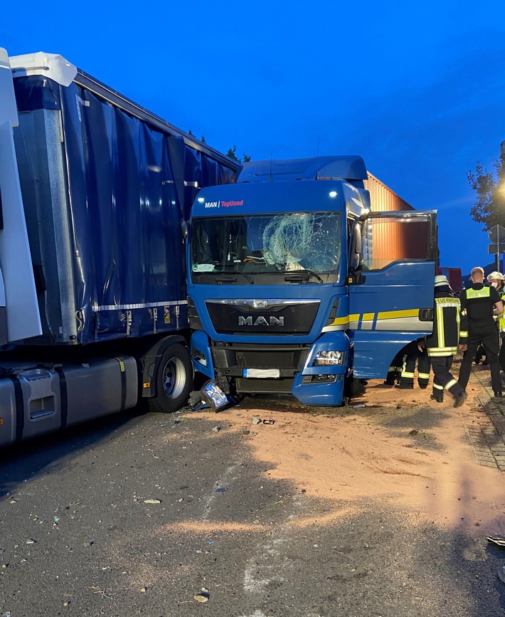 POL-VER: ++Zeugen nach Verkehrsunfall gesucht ++ Sattelschlepper verunfallt bei Abfahrt von A1 auf Parkplatz ++ Einbrecher flüchteten ohne Beute ++ Auf Stauende aufgefahren ++