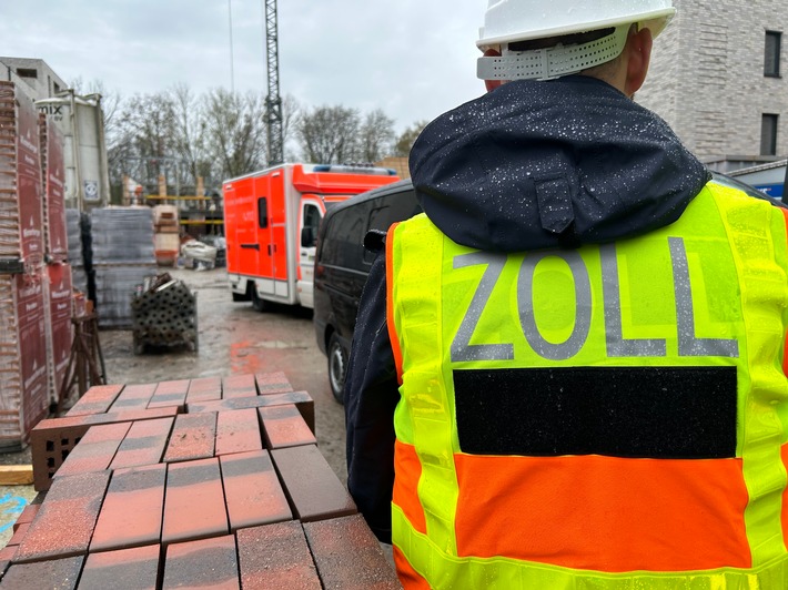 HZA-MS: Zoll trifft sieben illegal Beschäftigte bei der Prüfung von zwei Baustellen im Münsterland an / Zöllner übernehmen Erstversorgung eines verletzten Arbeiters