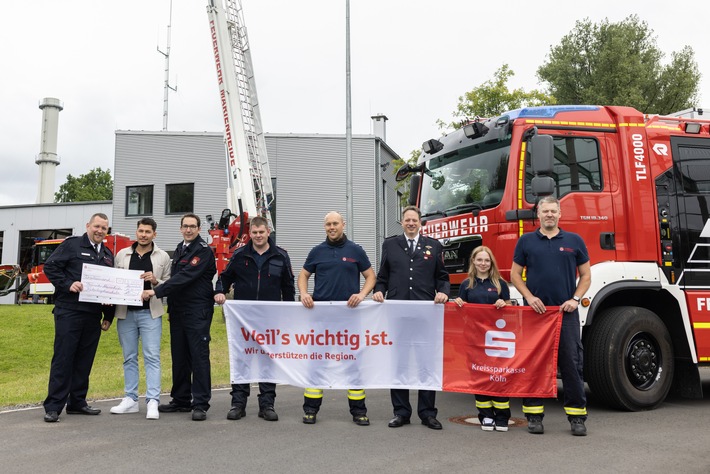 FW Marienheide: Feuerwehrfest in Marienheide mit buntem Programm - 3.000EUR Spende der Kreissparkasse Köln übergeben