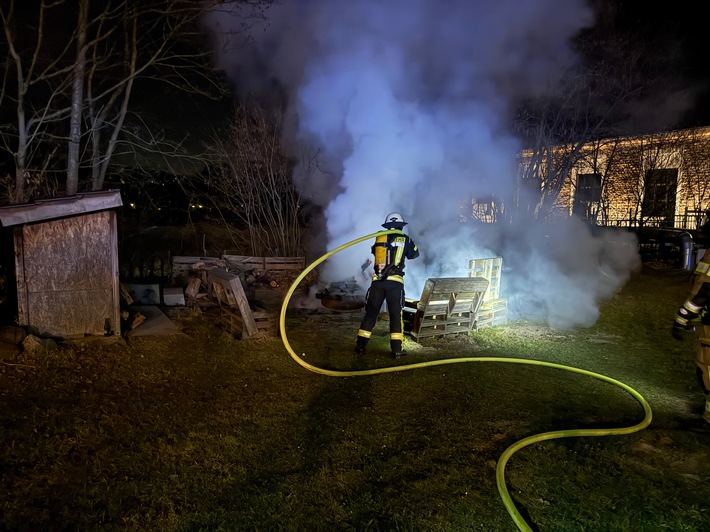 FW Menden: Brand auf Grillplatz schnell gelöscht