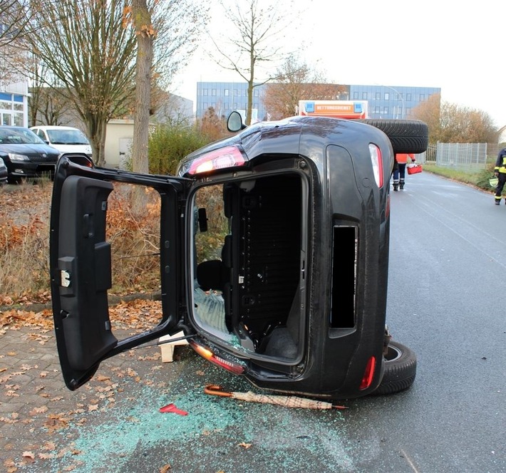 POL-MI: Fiat kippt auf die Seite: Rahdenerin (72) wird bei Unfall verletzt