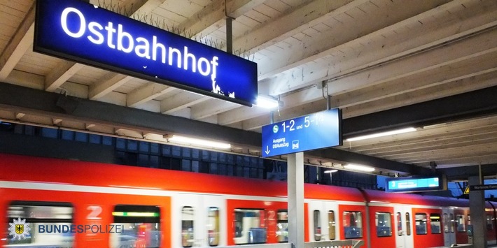 Bundespolizeidirektion München: Mit Baby am Bahnhof / Bundespolizei nimmt Kind in Obhut
