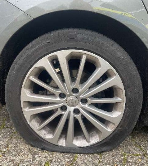 POL-ROW: ++ Von der Party auf die Piste - 29-jähriger Autofahrer unter Drogeneinfluss ++ Feuerwehr im Einsatz behindert - Polizei ermittelt ++ Reifenstecher im Birkenweg - Polizei bittet um Hinweise ++