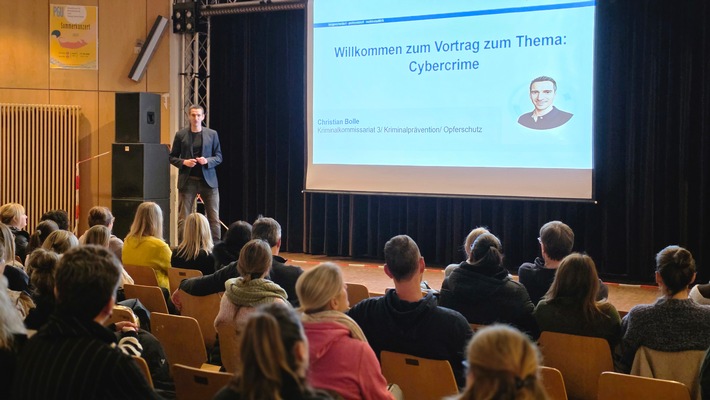 POL-UN: Unna - Kreispolizeibehörde Unna unterstützt Elternabend am Pestalozzi-Gymnasium Unna zum Thema Cybercrime Prävention und Aufklärung für eine sichere digitale Zukunft