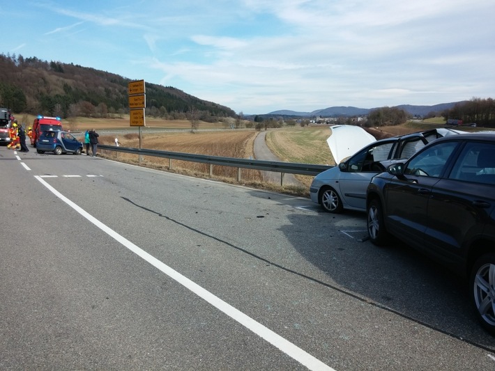 POL-FR: Klettgau-Geißlingen. Schwerer Unfall auf der B 34 mit drei beteiligten Fahrzeuge, fünf Personen zum Teil schwer verletzt
