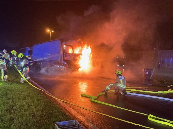 FW-BOT: FW-BOT: Einsatz an Tankstelle -LKW in Vollbrand
