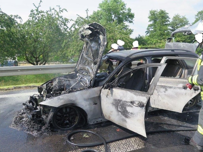 POL-FR: Eimeldingen: Autobahn A 98 nach Fahrzeugbrand gesperrt - Ehepaar kann sich in Sicherheit bringen, Auto brennt aus
