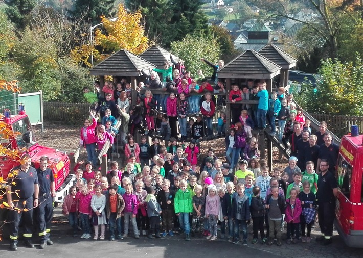 FW-OE: Feuerwehr zu Gast bei Grundschule