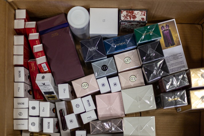 POL-DU: Altstadt: Gefälschte Luxusparfüms im Kofferraum: Polizisten stoppen Schmuggler