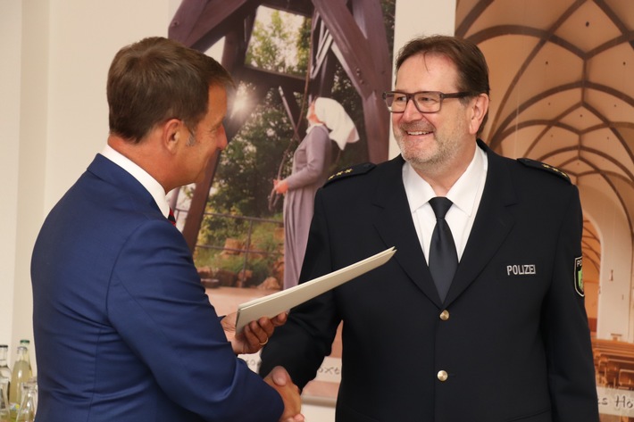 POL-HX: Sieben Jahre an der Spitze der Kreispolizeibehörde Höxter: Verabschiedung von Polizeidirektor Christian Brenski