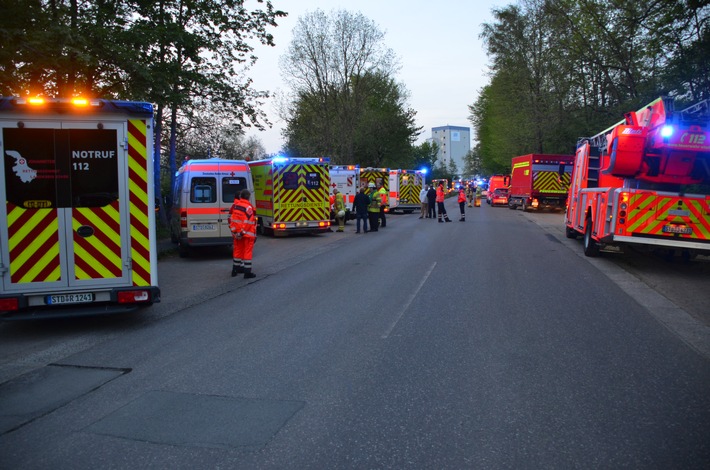 POL-STD: Sieben zum Teil schwer verletzte Autoinsassen bei Unfall in Stade - 130.000 Euro Sachschaden