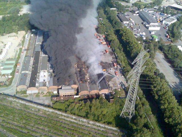 FW-E: Brand der ehemaligen KRUPP - Titan Hallen, auf dem Gelände von 
Thyssen-Krupp