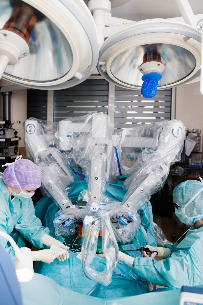 1.111 erfolgreiche Operationen mit dem Da Vinci Roboter / Münchner Isarklinikum: Patienten erholen sich wesentlich schneller und haben weniger Schmerzen nach OP