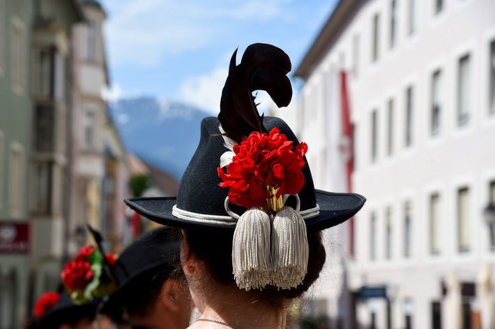 Von Prozessionen über traditionelle Küche bis hin zum Almabtrieb: 3sat-Doku &quot;Sommer in Schwaz&quot;