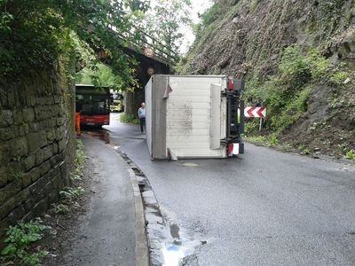 POL-PDKH: Umgekippter Lkw wegen Ölspur