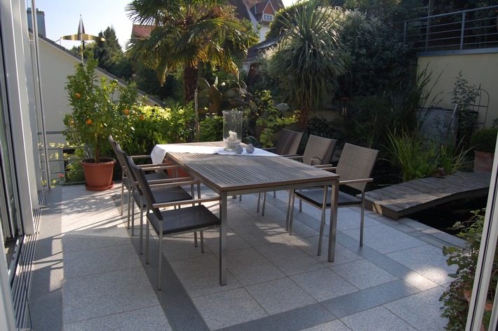 Bereit für die Ferien zuhause: Jetzt Balkon und Terrasse sanieren