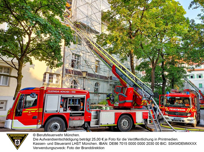 FW-M: Dachstuhlbrand im Mehrfamilienhaus (Bogenhausen)