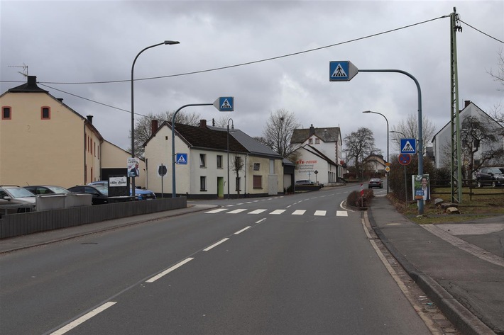 POL-PDWIL: Verkehrsunfall am Fußgängerüberweg - Fahrer war flüchtig