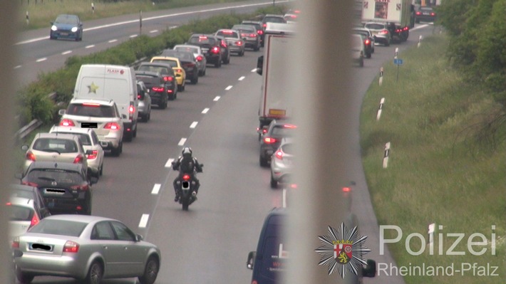 POL-PPTR: Missbräuchliche Nutzung der Rettungsgasse - Verkehrskontrolle im Stau auf der A 64