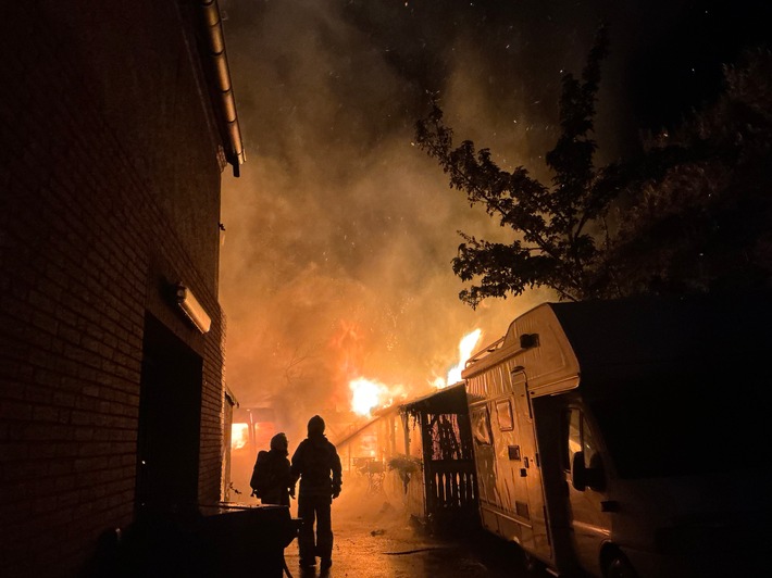 FW-BOT: Feuer drohte auf Haus überzugreifen