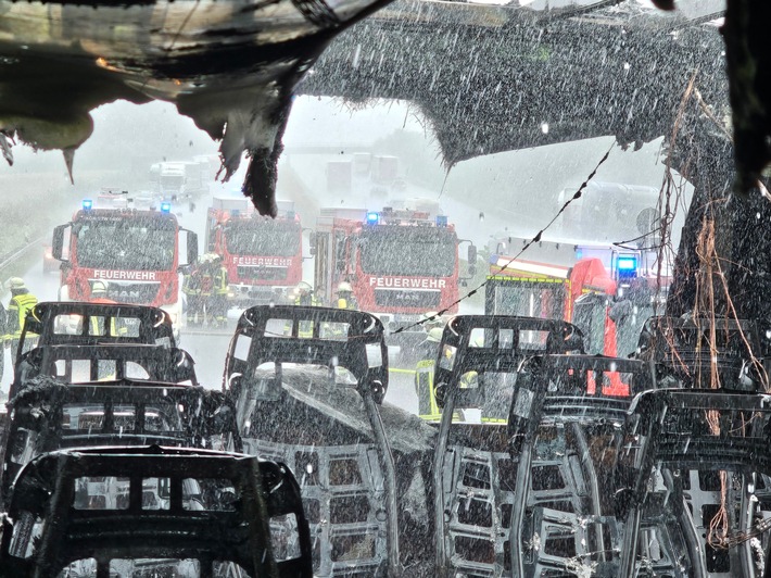FW Königswinter: Reisebus brennt auf Autobahn A 3 - Fahrgäste kommen mit einem Schock davon