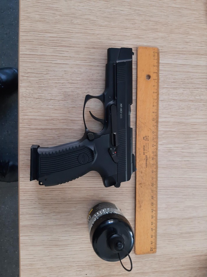 BPOL NRW: Bundespolizei zieht Mann mit Pistole aus dem Verkehr - Im Magazin und Handschuhfach seines Fahrzeuges befanden sich Stahlkugeln