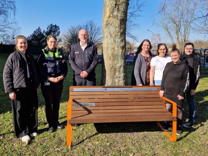 POL-HL: Lübeck/St. Jürgen / Orangene Bank vor dem Behördenhochhaus - Zeichen gegen Gewalt an Frauen und Mädchen