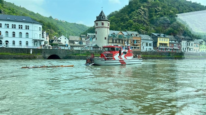 PP-ELT: Gekentertes Ruderboot im Bereich der Loreley