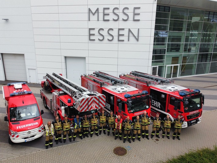 FW-E: Sicherheit durch Schulung - Übung der Feuerwehr Essen auf dem Gelände der Messe Essen