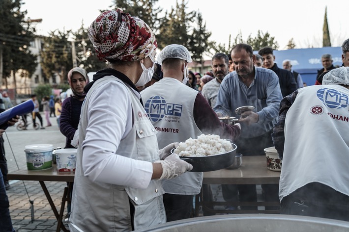 Türkei / Syrien: Johanniter-Nothilfemaßnahmen im Erdbebengebiet dauern an / Deckung der Grundbedarfe auch ein Jahr später noch notwendig / Wiederaufbau dauert noch mindestens drei Jahre
