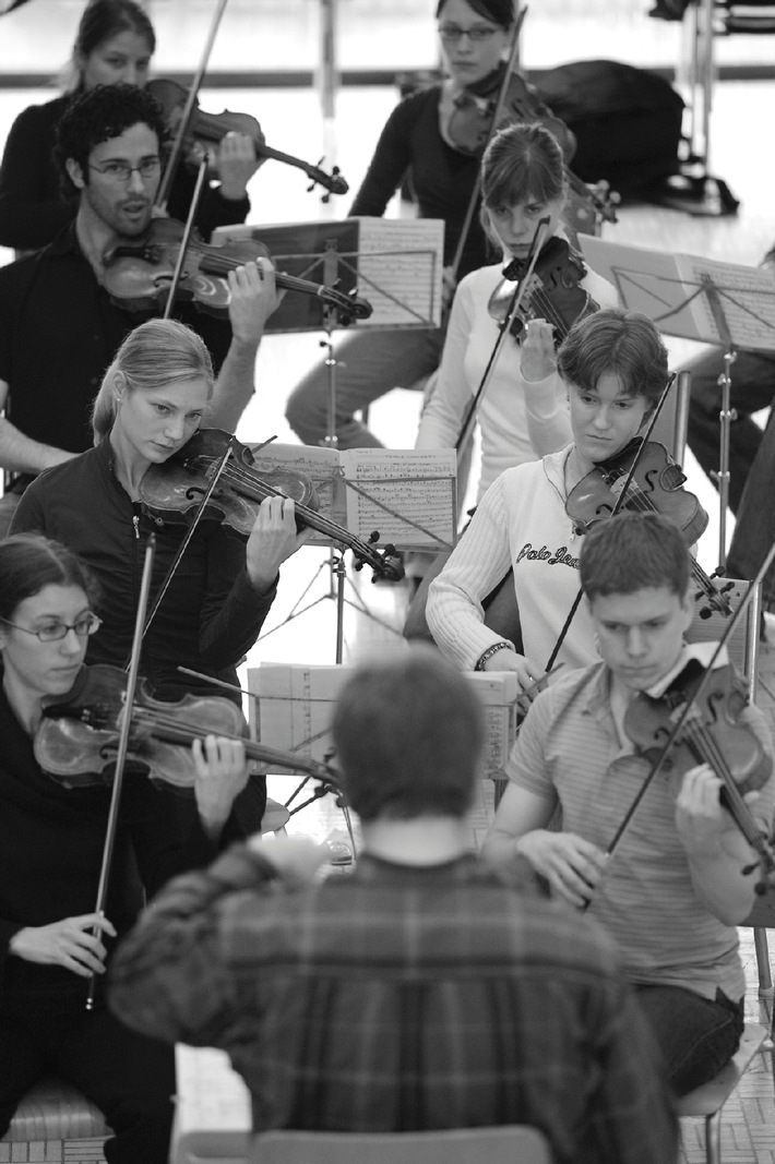 Schweizer Jugend-Sinfonie-Orchester auf Tournee mit Werken von Mahler und Schostakowitsch