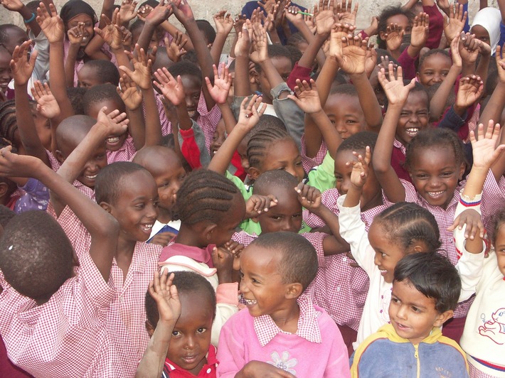 Mit Aufklärung und Bildung gegen Genitalverstümmelung: Stiftung Zuversicht für Kinder spendet 14.000 Euro für Kindergarten- und Schulprojekt in Kenia (FOTO)