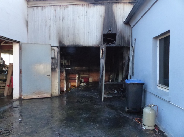 POL-MI: Werkstatthalle durch Brand stark beschädigt