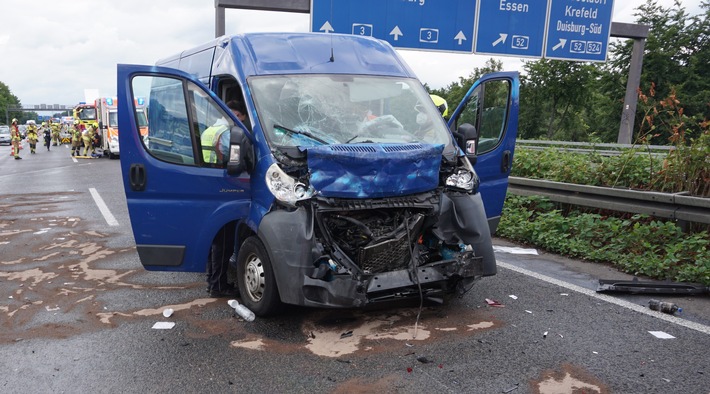 FW Ratingen: schwerer Verkehrsunfall auf der A3