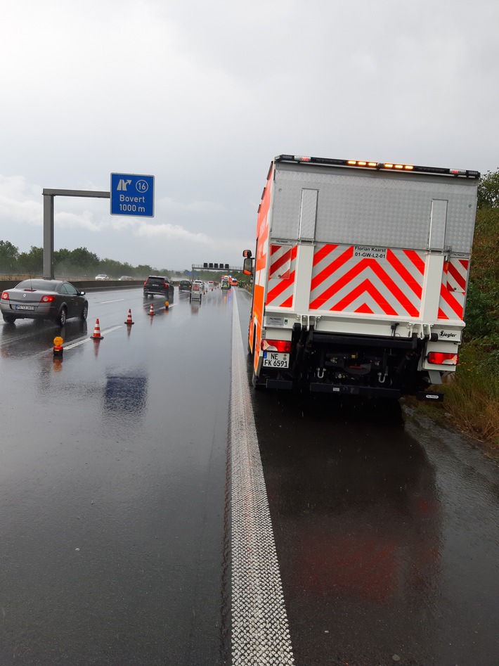 FW-NE: Verkehrsunfall auf der BAB 57