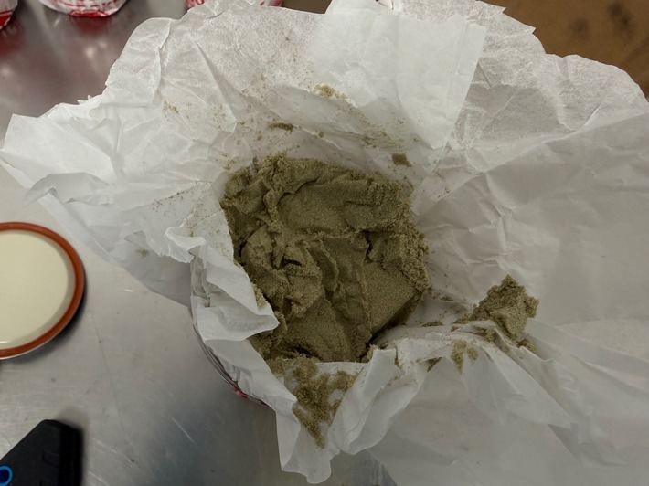 HZA-K: Kölner ZOLL findet am Tag der Deutschen Einheit Drogen für rund 2,1 Millionen Euro in Paketen/Mehr als 83 Kilo Marihuana, fast zehn Kilo Haschisch und knapp zwei Kilo Cannabis-Paste sichergestellt