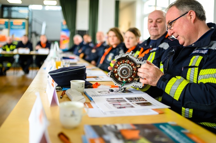 Balver Unternehmen macht Feuerwehren fit für Einsätze mit Elektrofahrzeugen