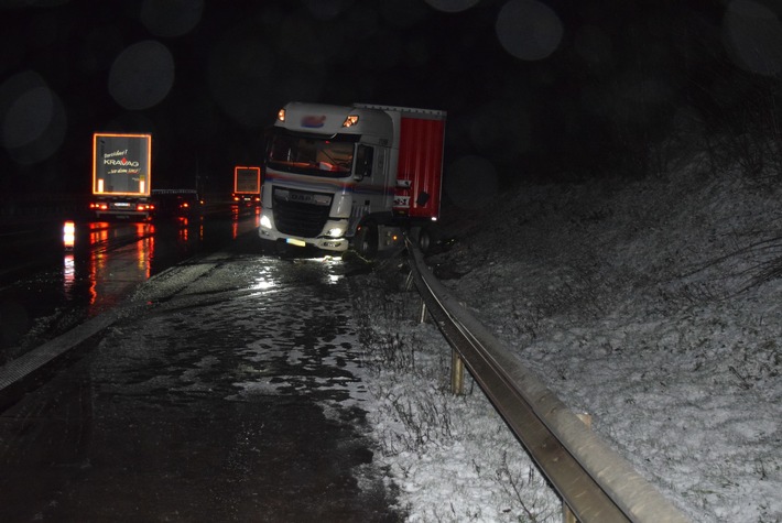 POL-DEL: Autobahnpolizei Ahlhorn: Sattelzug verunfallt auf winterglatter Fahrbahn bei Überholvorgang auf der Autobahn 1 im Bereich Cappeln +++ Sperrung der Richtungsfahrbahn Bremen eingerichtet