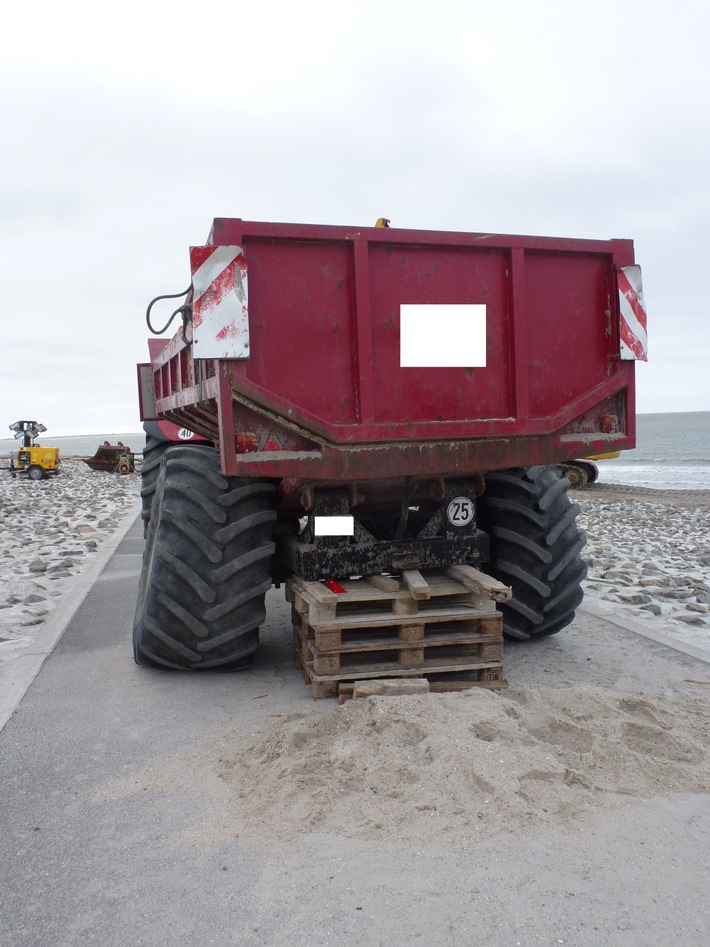 POL-WHV: Wangerooge - Unbekannte Täter demontieren Radmuttern eines im Hafengelände abgestellten Dumper-Anhängers - Polizei sucht Zeugen (mit Bild)