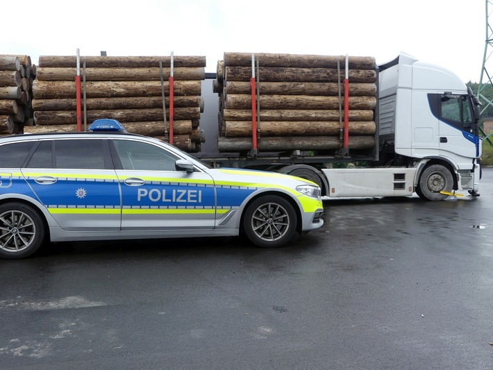 POL-OH: Großkontrollen der Autobahnpolizei in Kirchheim zeigen deutliche Wirkung - parallel stattfindender Aktionstag des Hessischen Fernfahrerstammtischs wurde durch interessierte Besucher gut angenommen