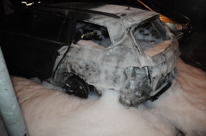 POL-WOB: Brandstifter schlägt erneut zu - fünf Fahrzeuge beschädigt - Polizei sucht Zeugen