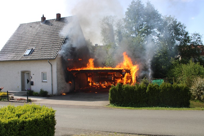 POL-MI: In Hüllhorst brennt ein Carport vollständig ab, Personen werden nicht verletzt