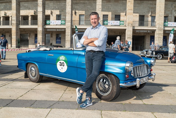 TV-Star und SKODA Testimonial Joachim Llambi genießt Oldtimer-Rallye im FELICIA Cabrio von 1960 (FOTO)