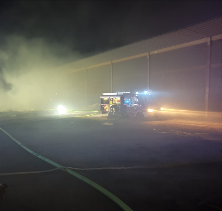 FW-RD: Heuballenbrand am späten Abend in Remmels (Kreis Rendsburg-Eckernförde)