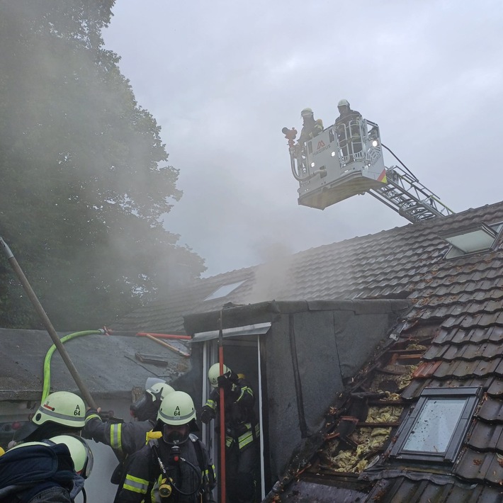 FW-EN: Dachstuhlbrand in der Bahnhofstraße forderte Einsatzkräfte am Montagnachmittag