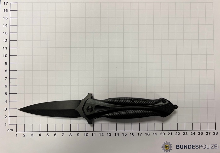 BPOL NRW: Mit Messer und Drogen unterwegs - Bundespolizei bringt aggressive Frau unter Kontrolle