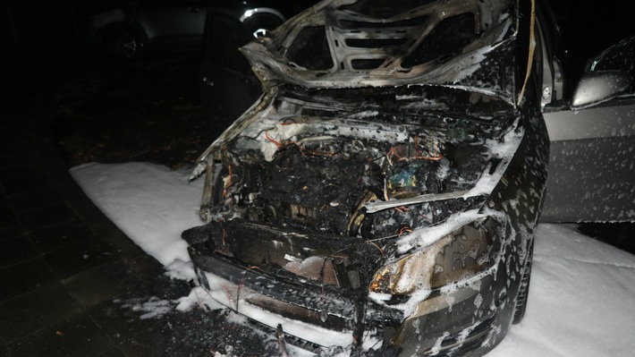 POL-ME: Zwei Fahrzeuge ausgebrannt: Die Polizei bittet um Hinweise - Ratingen - 2310025
