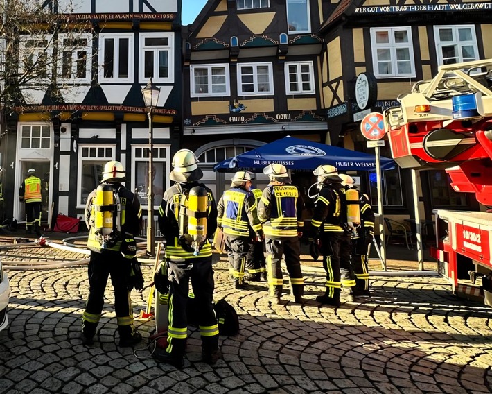 FW Celle: Starke Rauchentwicklung aus Fachwerkhaus in der Celler Altstadt - Feuer in einem Keller am ersten Weihnachtstag!