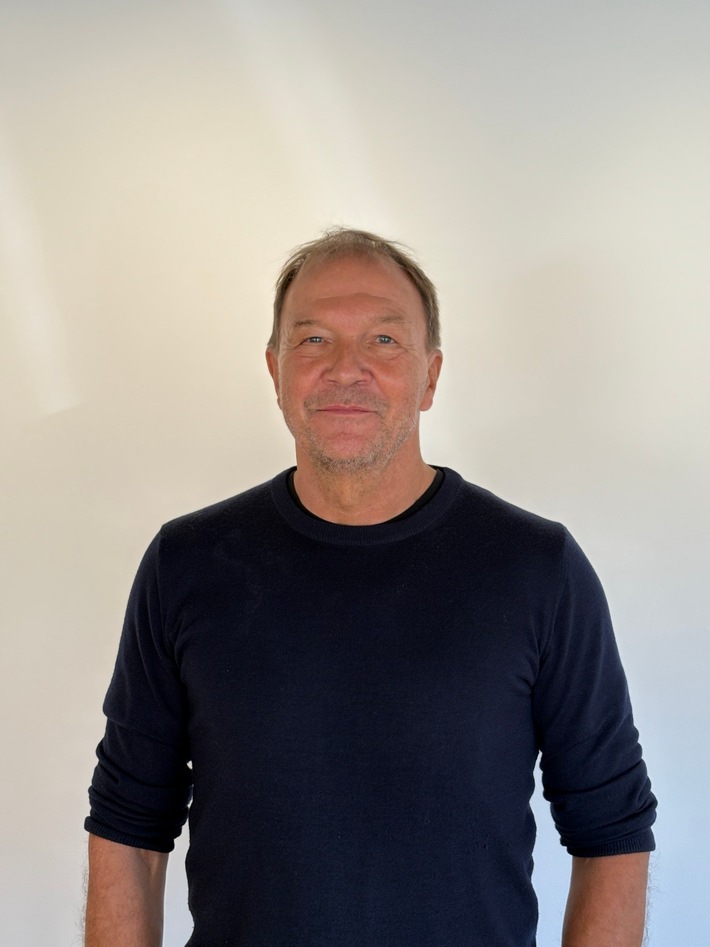 Ex-Yello-Strom-Chef Dr. Peter Vest startet partnerschaftlichen Stromanbieter: „STARQstrom” kombiniert eigene Erzeugung, transparente Herkunftsnachweise und Vollversorgung für mittelständische Unternehmen und Privatkunden